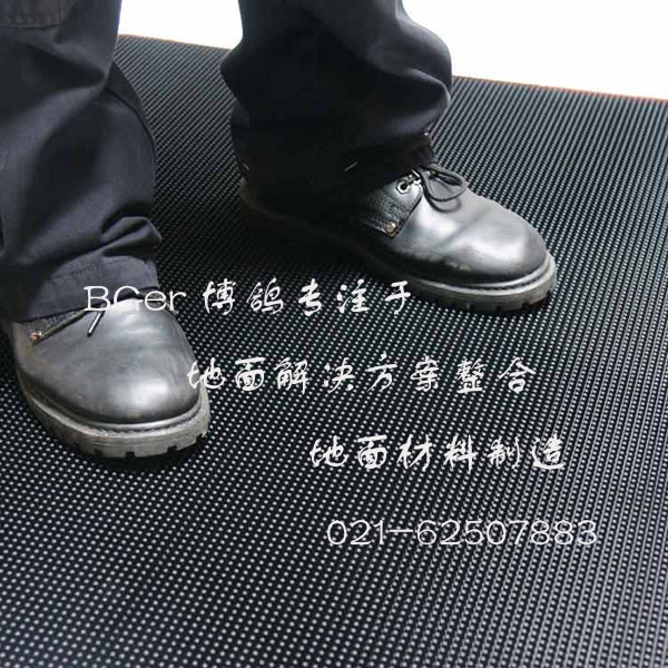 工作人員踩在消毒墊上，進(jìn)行鞋底消毒、除污演示